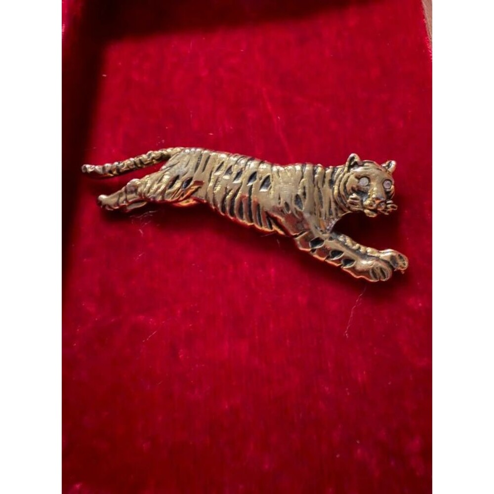 Vintage Gold-Tone Leaping Tiger Brooch Pin – 1980s Retro Statement Big Cat